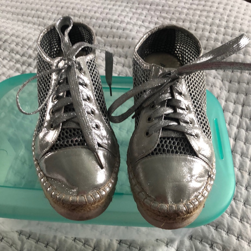 Aldo silver metallic shoes.Size  9